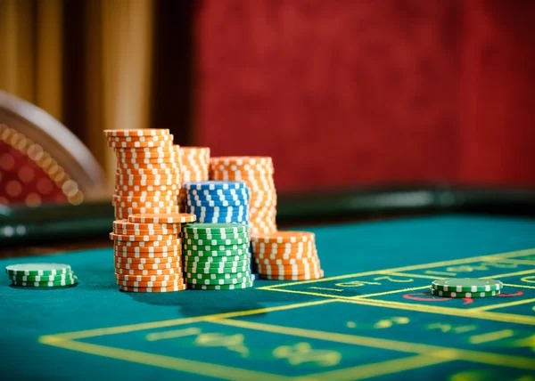 f77 platform overview showing football betting, live dealers, slots, and esports markets