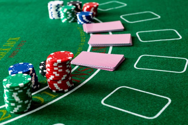 f77 mobile app showing Piala AFF football matches and live-dealer blackjack tables with payment method options